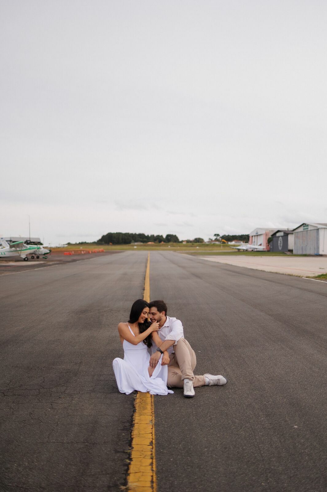 Foto Ensaio Pré Wedding da Thais e do Eron no Aeroclube do Paraná | Fotógrafo em Joinville - Imagem 18