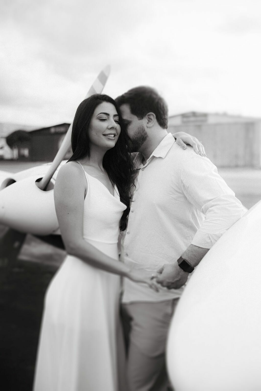 Foto Ensaio Pré Wedding da Thais e do Eron no Aeroclube do Paraná | Fotógrafo em Joinville - Imagem 3