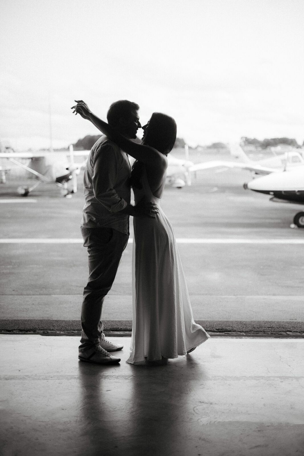 Foto Ensaio Pré Wedding da Thais e do Eron no Aeroclube do Paraná | Fotógrafo em Joinville - Imagem 1