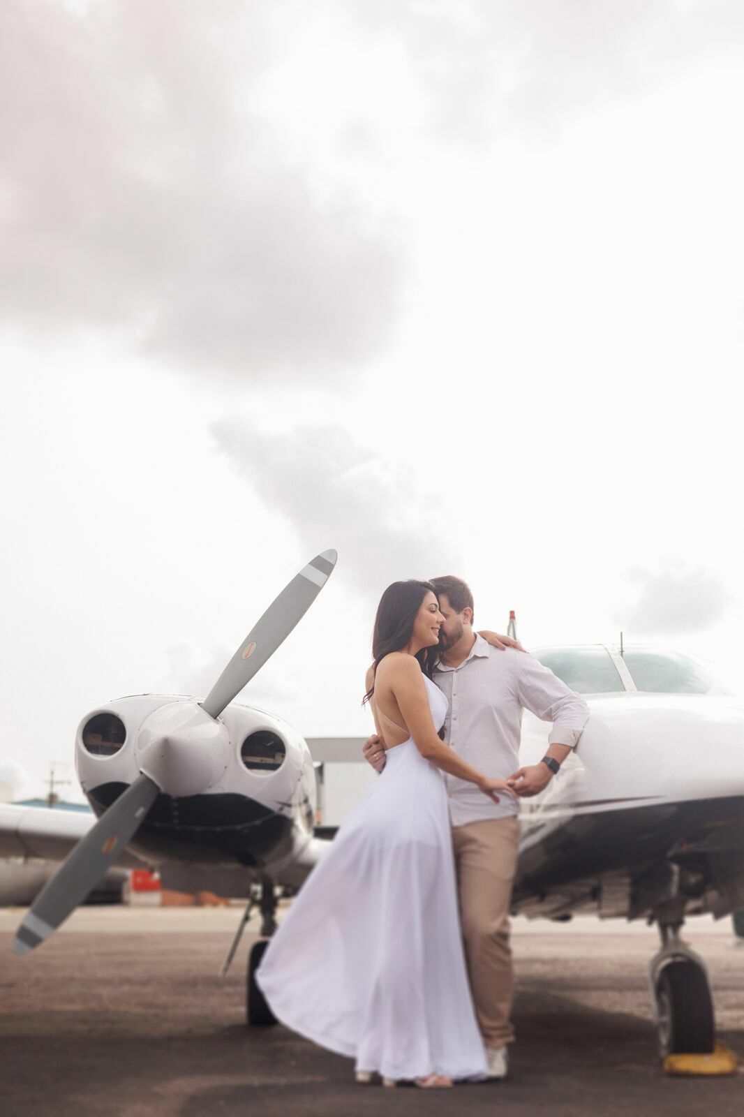 Foto Ensaio Pré Wedding da Thais e do Eron no Aeroclube do Paraná | Fotógrafo em Joinville - Imagem 2
