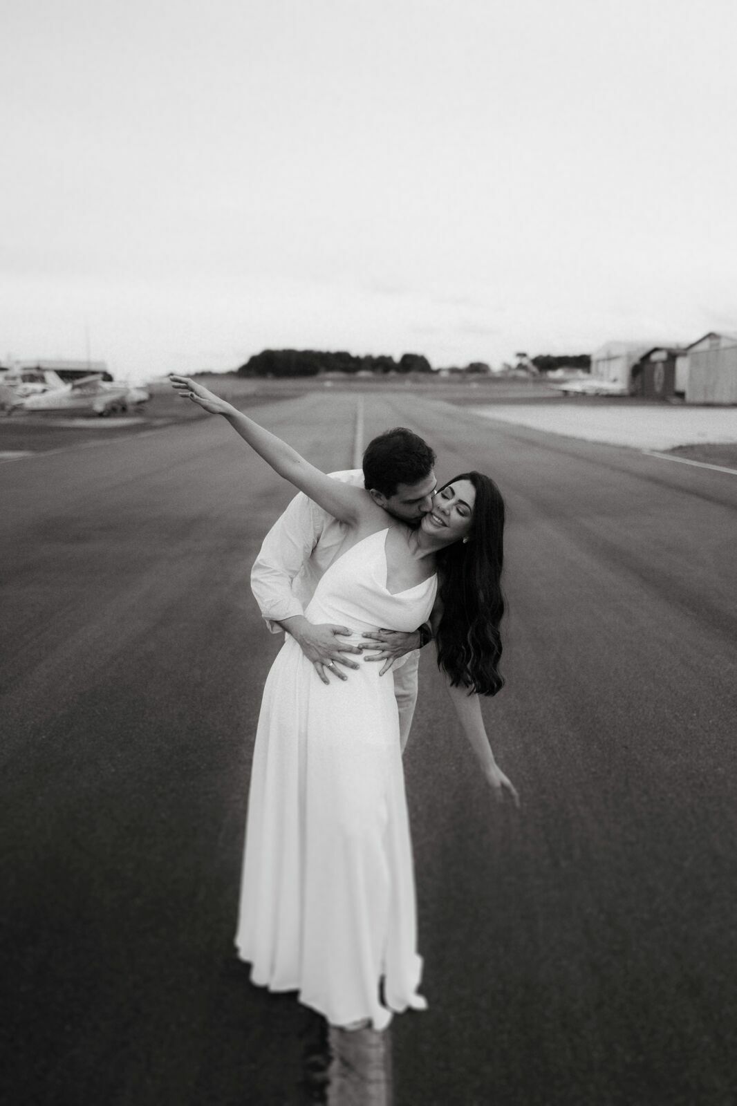 Foto Ensaio Pré Wedding da Thais e do Eron no Aeroclube do Paraná | Fotógrafo em Joinville - Imagem 9